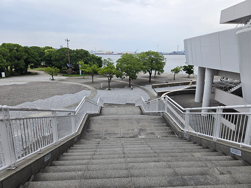 パシフィコ横浜国立大ホール脇の階段